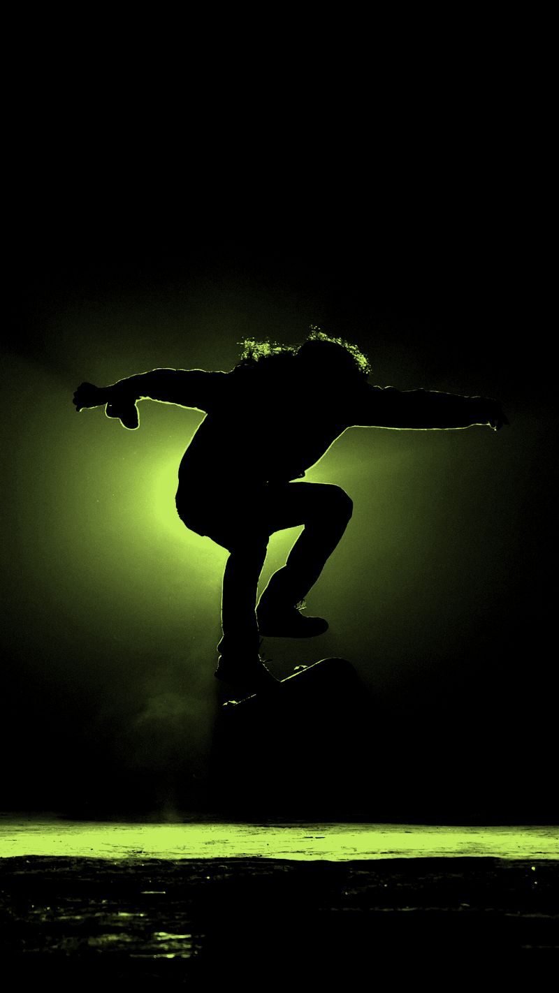 Corpo em movimento no meio de um salto, na rua